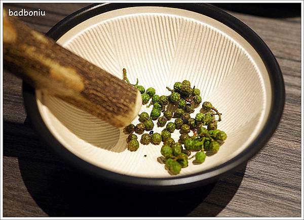 食 台北 青花驕麻辣鍋 王品旗下最新麻辣鍋品牌 除了帶有青花椒果香的麻辣鍋外 也有美味酸菜白肉鍋 但價格略高 鍋底費不計入低消 壞波妞の旅行食踨 食 台北 青花驕麻辣鍋 王品旗下最新麻辣鍋品牌 除了帶有青花椒果香的麻辣鍋外 也有美味酸菜白肉鍋 但價格略高 鍋底費不計入低消 壞波妞の旅行食踨
