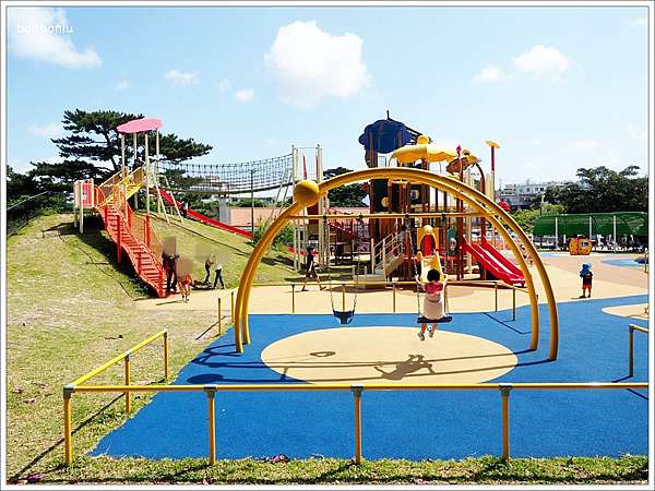 遊 沖繩 浦添大公園 讓人屁股磨破皮的90公尺長的溜滑梯 像是要直衝到馬路上一樣刺激 壞波妞の旅行食踨 遊 沖繩 浦添大公園 讓人屁股磨破皮的90公尺長的溜滑梯 像是要直衝到馬路上一樣刺激 壞波妞の旅行食踨