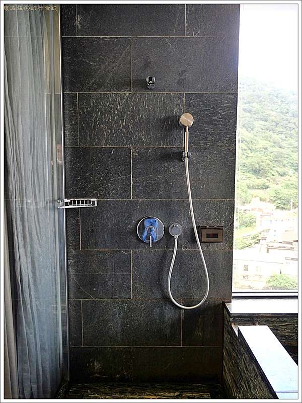 宜蘭住宿 煙波大飯店蘇澳四季雙泉館 煙波早堂聯名必比登餐廳推出超人氣刈包早餐 房內就有國際級黃金冷熱雙湯及無敵海景 無邊際泳池更擁無敵山海雙景