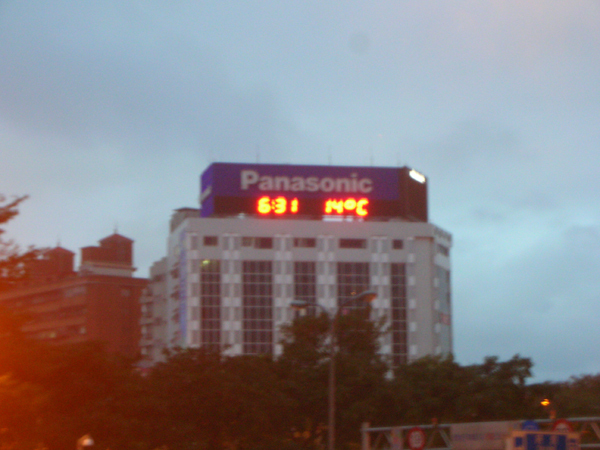 01-早上六點31分，14度C(冷+雨=.=)