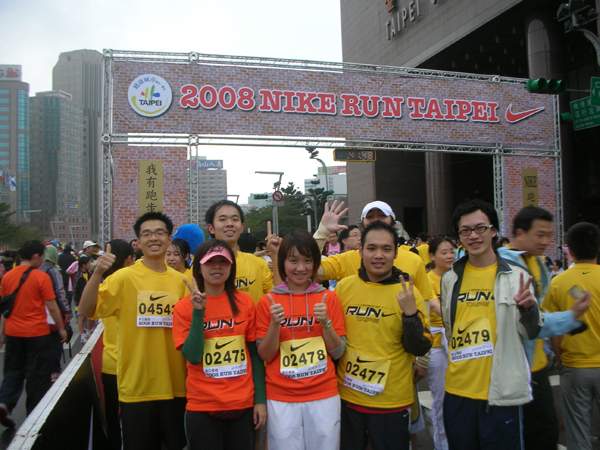 07-YA!雨中完成5KM，合拍一張!