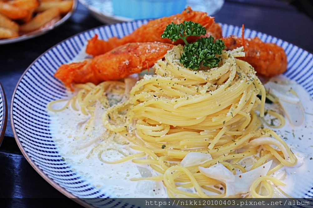 食久茶事 台中白色貨櫃屋 享受網美早午餐、台中打卡景點推薦