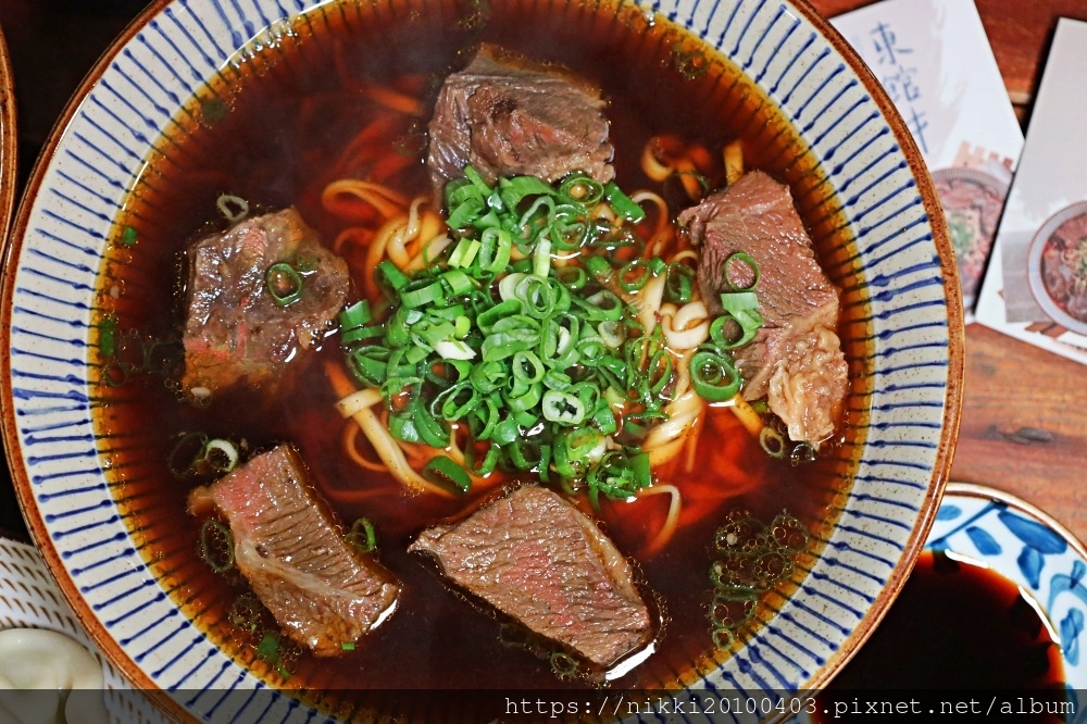 東館牛肉麵 台北文青牛肉麵 必吃清燉牛肉麵 搭配超強辣椒醬真