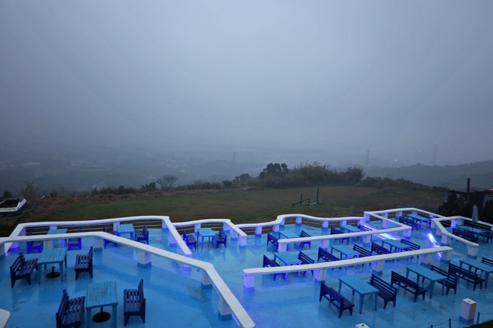 白圍牆地中海景觀餐廳 龍潭夜景餐廳推薦 品味夜色中的乳姑山 