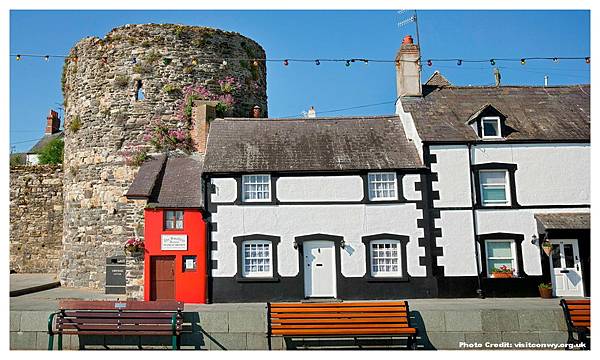 The_Smallest_House_in_Great_Britain_02.jpg