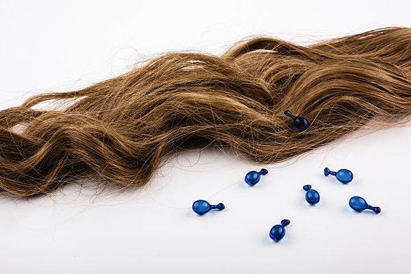 blue-capsules-with-vitamins-hair-lie-brown-hair-curls_8353-7057.jpg