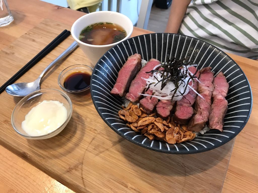 高雄左營區_慢牛_美國嫩肩里肌牛排丼