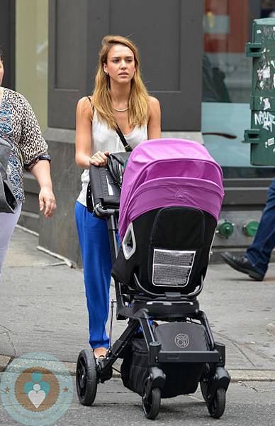 Jessica-Alba-out-in-NYC-with-daughter-Haven