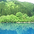 碧綠的湖水,青翠的山巒