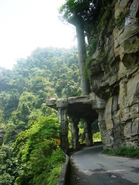 刻有原住民圖騰的明隧道