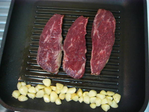 牛肉不用放油，切過的蒜粒加一些橄欖油在鍋子的邊緣煎