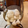 坐椅鞦韆的綿羊布偶