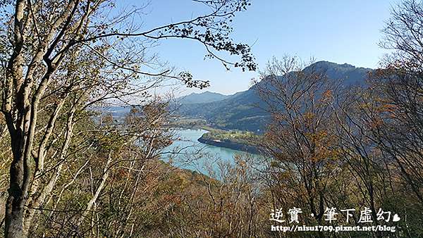 桃園龍潭區 遊 石門水庫風景區 綠蔭 陽光 湖景 稍稍點綴著秋季特有的橙紅色系 自然美麗 逆實 筆下虛幻 痞客邦