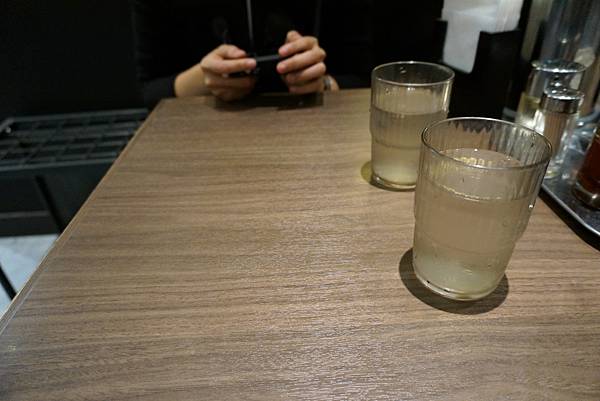 六厘舍餐廳桌子