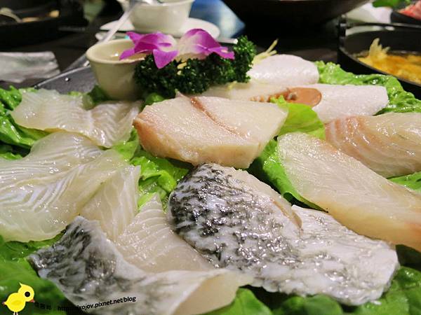 台北-青禾幸福鍋物涮涮屋(永安店)-個人鴛鴦火鍋-豪華海陸鍋-綜合魚片盤、犇牛盤