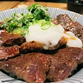 【台北】滿燒肉丼食堂-好吃的丼飯-胡麻醬漢堡排丼飯-安格斯牛排丼飯