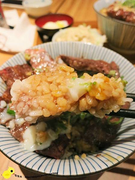 【台北】滿燒肉丼食堂-好吃的丼飯-胡麻醬漢堡排丼飯-安格斯牛排丼飯