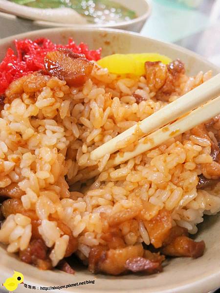 【台北】昌吉街豬血湯-香噴噴美味的魯肉飯-大腸湯