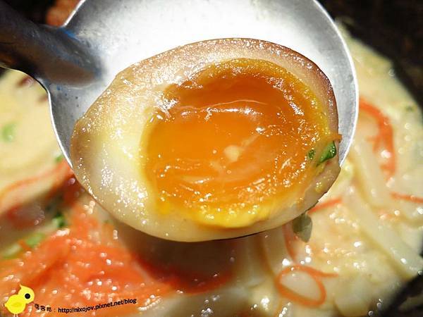 《窩客島邀約》捷運市政府站門扇雞骨白湯專賣 石鍋坎飯鍋巴料理