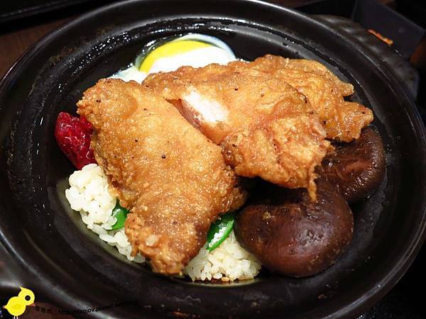 《窩客島邀約》捷運市政府站門扇雞骨白湯專賣 石鍋坎飯鍋巴料理