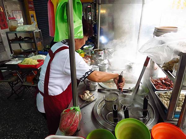 【新莊】無名麵攤-10元豬頭皮20元燙青菜20元乾麵