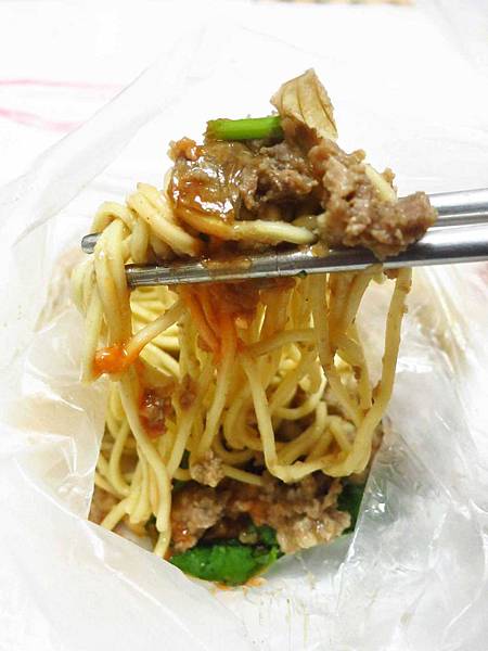 【新莊美食】中華路無名早餐餐車-紅糟肉圓、肉燥炒麵