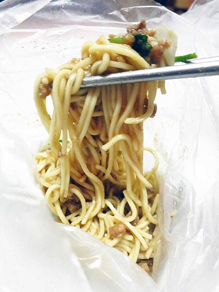 【新莊美食】中華路無名早餐餐車-紅糟肉圓、肉燥炒麵