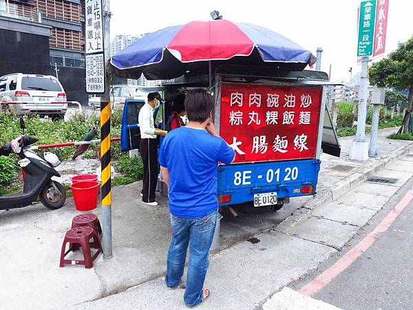 【新莊美食】中華路無名早餐餐車-紅糟肉圓、肉燥炒麵