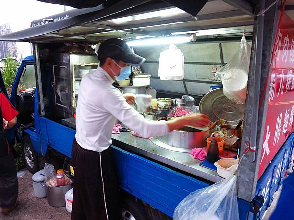 【新莊美食】中華路無名早餐餐車-紅糟肉圓、肉燥炒麵