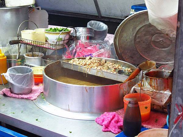 【新莊美食】中華路無名早餐餐車-紅糟肉圓、肉燥炒麵