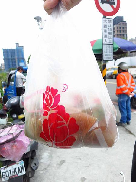 【新莊美食】中華路無名早餐餐車-紅糟肉圓、肉燥炒麵