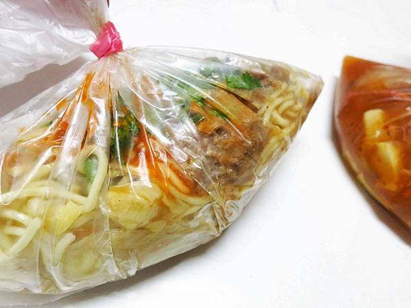 【新莊美食】中華路無名早餐餐車-紅糟肉圓、肉燥炒麵