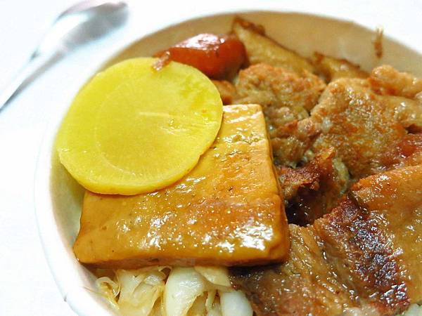 【新莊】30元焢肉飯-俗又大碗，絕無僅有的價格