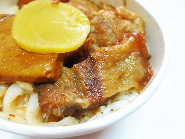 【新莊】30元焢肉飯-俗又大碗，絕無僅有的價格