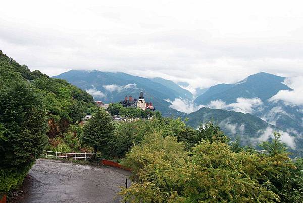 清境農場-峰情人文民宿-雲霧之上環山繚繞