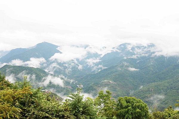 清境農場-峰情人文民宿-雲霧之上環山繚繞