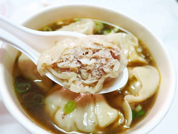 【新莊美食】旺旺餃子館-水餃大顆又飽滿