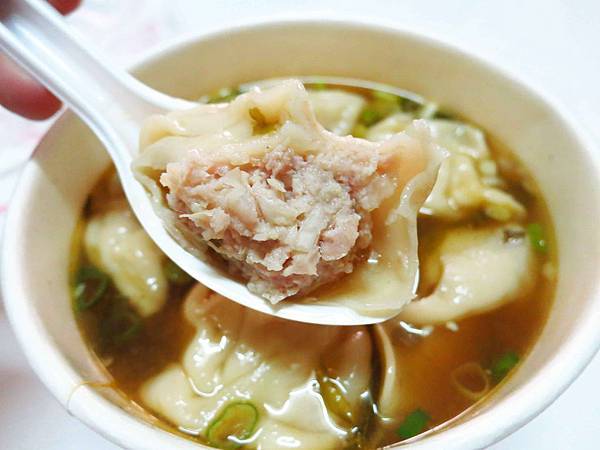 【新莊美食】旺旺餃子館-水餃大顆又飽滿