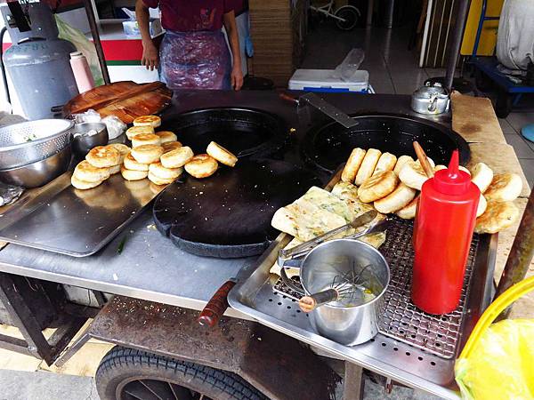 【台北永和美食】芝麻蔥油餅蘿蔔絲肉餅-四號公園旁小吃