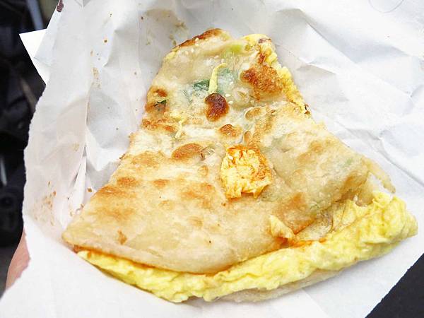 【三重美食】無名蔥油餅-人潮爆滿，晚來吃不到-忠孝路永福路