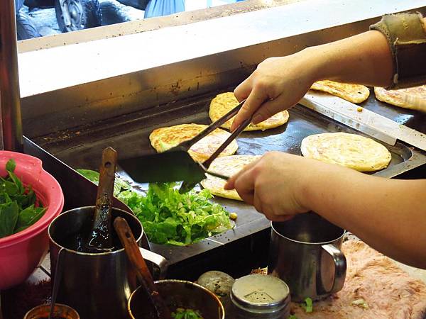 【新莊美食】忠將蔥蔬餅-口酥脆多層次，滿滿蔬菜在裡頭