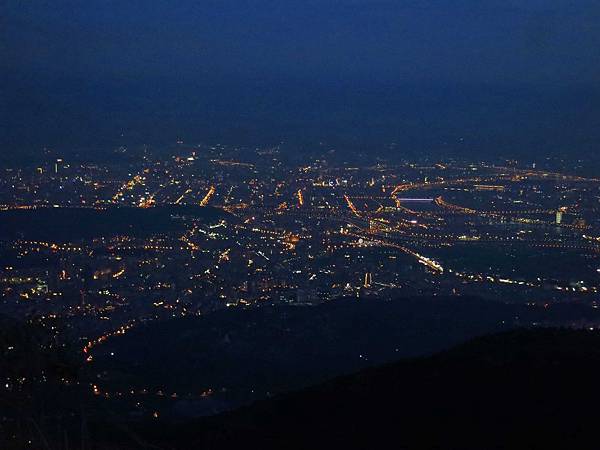 【台北旅遊】大屯山自然公園-美麗的湖畔伴隨著涼爽的微風與美麗的助航站夜景-民航局導航站