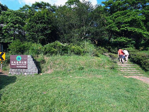 【台北旅遊】大屯山自然公園-美麗的湖畔伴隨著涼爽的微風與美麗的助航站夜景-民航局導航站