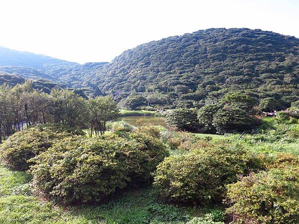 【台北旅遊】大屯山自然公園-美麗的湖畔伴隨著涼爽的微風與美麗的助航站夜景-民航局導航站