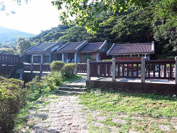 【台北旅遊】大屯山自然公園-美麗的湖畔伴隨著涼爽的微風與美麗的助航站夜景-民航局導航站