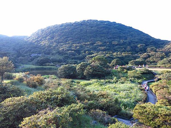 【台北旅遊】大屯山自然公園-美麗的湖畔伴隨著涼爽的微風與美麗的助航站夜景-民航局導航站
