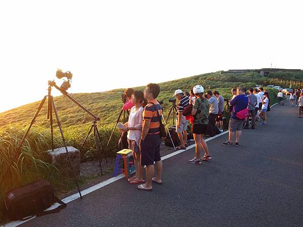 【台北旅遊】大屯山自然公園-美麗的湖畔伴隨著涼爽的微風與美麗的助航站夜景-民航局導航站