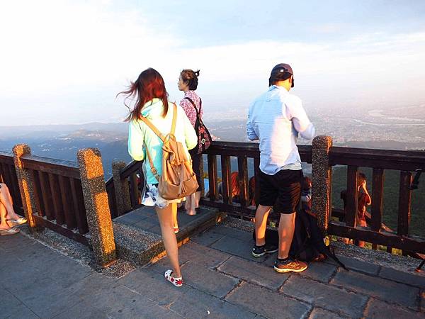 【台北旅遊】大屯山自然公園-美麗的湖畔伴隨著涼爽的微風與美麗的助航站夜景-民航局導航站