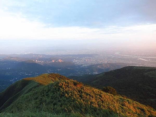 【台北旅遊】大屯山自然公園-美麗的湖畔伴隨著涼爽的微風與美麗的助航站夜景-民航局導航站