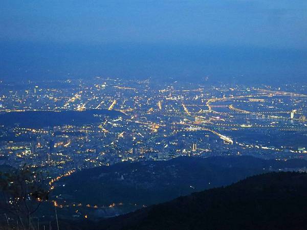 【台北旅遊】大屯山自然公園-美麗的湖畔伴隨著涼爽的微風與美麗的助航站夜景-民航局導航站